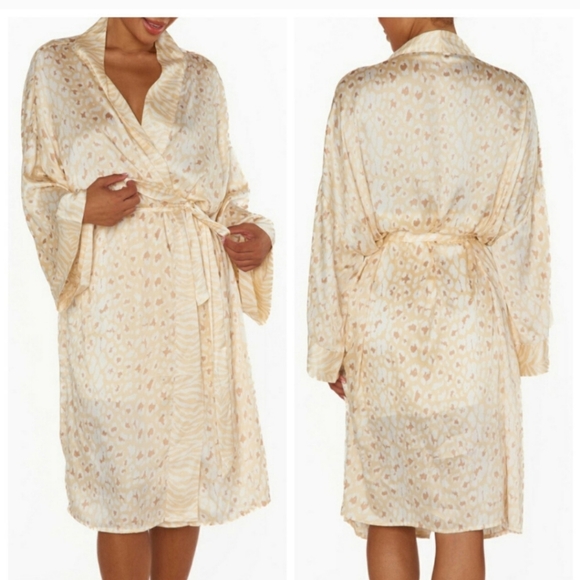 Show Me Your Mumu NWT Animal Print Harlow Robe One Size Fits Most - Picture 1 of 10